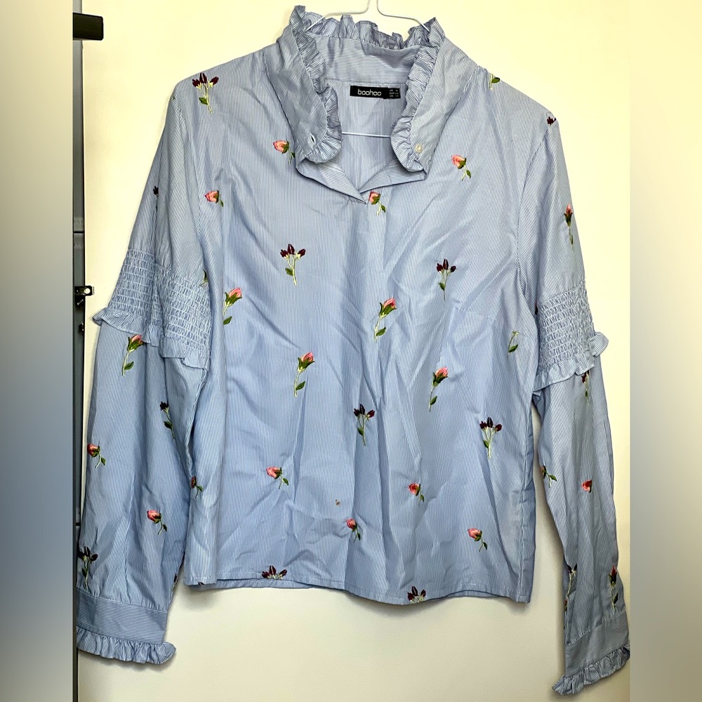 Boohoo striped embroidered flowers blouse
Empire neckline with buttons